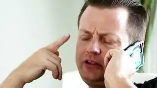 كان بلوندي يشعر بالملل في المكتب. لذلك تدعو شخص ما للحصول على تدليك جيد.