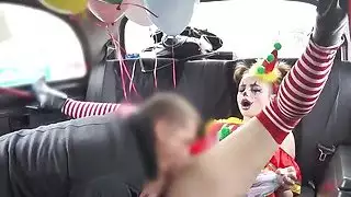 حار مهرج حصلت على كس خبطت في سيارة أجرة