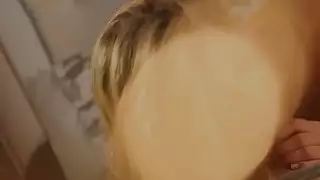 سخيف شقراء مع ملابس داخلية مثيرة