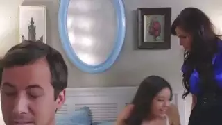 لوتيس stepmom Syren يظهر ابنتها كيفية إعطاء footjob