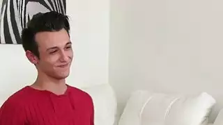 خبط مثير عامل الشعر الداكن على الصب