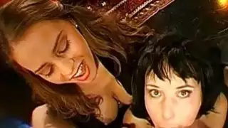 فاتنة جميلة تنتظر بجوع رجل تشوودير