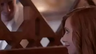 أحمر مثير ليندا الحصول على الحمار مارس الجنس من الصعب في الحانة