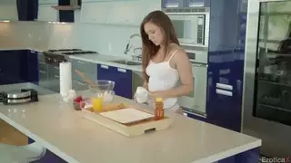 الهرة لتناول الافطار
