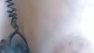 المراهق الساخن وشم لديه جسم طبيعي مثير
