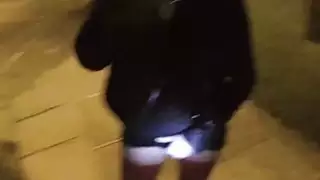 مذهل امرأة سمراء فتاة مارس الجنس على المقبرة بواسطة الشرطي