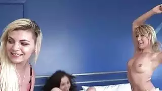 اثنين من الفاسقات المشاغب في البيكيني الساخن الحصول على مارس الجنس و facialed