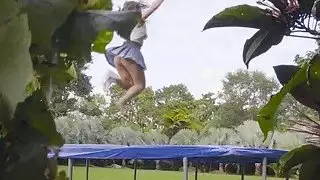 Trampoline fucky sucky مع حلمة الثدي كبير