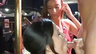 متجرد وسيم هو تقاسم قضيبه الذكور