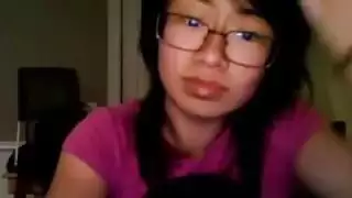 الطالب الذي يذاكر كثيرا الآسيوية على كاميرا ويب لايف