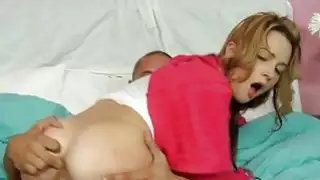 وجود مقبض كبير داخل فمها يثير فتاة