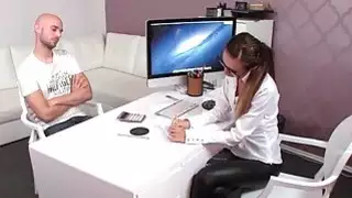 خبطت وكيل الإناث ضئيلة يتأهل من الخلف