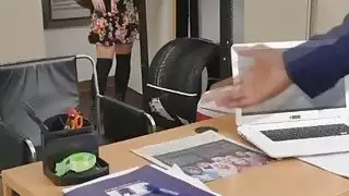 قصيرة الشعر في سن المراهقة على الديك الأسود الكبير