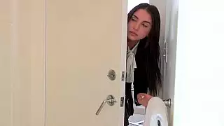 فتاة جامعية قرنية جدا