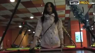 إثارة فاتنة نيكا يحصل سيئة في المرحاض العام