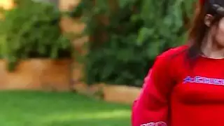 في سن المراهقة جينا تمتص أمها Jelenas كبير الثدي والرطبة كس
