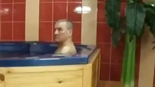 زوجة تشيكية تضرب صديق زوجها في الجاكوزي