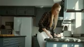 Juggy الفاتنة بريتني العنبر تحصل مارس الجنس من الصعب في المطبخ