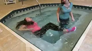 مثليات يرتدون ملابس في حمام سباحة داخلي