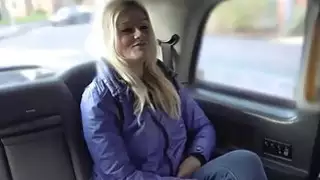 يحصل مارس الجنس جميلة الهواة الاشقر راكب في سيارة أجرة