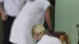 الحمار الأحمر للفتاة ملتزمة