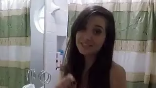 تظهر جيا بيج جسدها الشاب الحار في هذه الصبغة الشقية