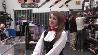 تاجر البطاقات هذا هو فاتنة الساخنة التي بيادق لها كس في دكان البيدق
