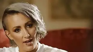 تستأجر الجبهة البريطانية غريب خادمة ساخنة جديدة من أمريكا
