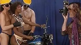 فاتنة سوداء من أفريقيا تمتص ديكس بيضاء ويحصل على قطعت كس كس