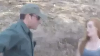 ضابط الحدود الملاعين جميلة أحمر الشعر في سن المراهقة في الهواء الطلق