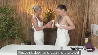 شقراء masseuse fingeres حليق مهبل في تدليك الغرفة