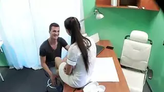 ممرضة الملاعين مسمار أثناء الطبيب خارج