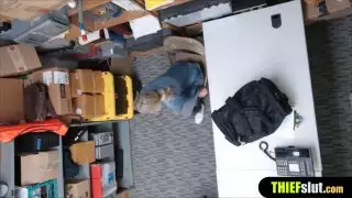 شقراء الفرخ shoplifter معاقبة من قبل ضابط مركز تجاري