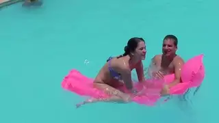 Aprilia & Lexxis & Zuzka في lazers الساخنة ممارسة الجنس في فيلم السفر الاباحية