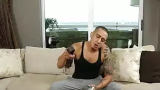 برونو يجعل صديقته اللطيفة ليلي رايدر له الكلبة سخيف