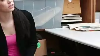 يحصل قصفت bobbi dylan لسرقة في متجر
