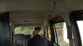 ضخمة الثدي راكب استغل من قبل السائق في المقعد الخلفي