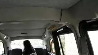 سيدة في جوارب خبطت من قبل سائق سيئة في المقعد الخلفي