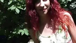 Eurobabe redhaired مجعد استغل في الغابة للحصول على النقد