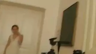 انها تحصل على تدليك كس في الصب الأول