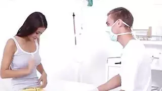 ابن عم طويل الشعر خلال زيارة للطبيب MyNudeHotCam كوم