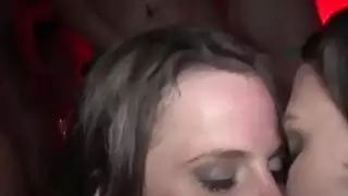 فتيات كبار يعانين من الهرات الرطبة ويعطين BJs