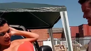 مفلس الياسمين جاي يحصل بوسها غسلها!