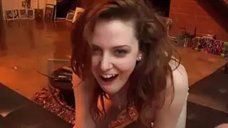 الزنجبيل إيما إيفينز يفعل HANDJOB