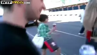 رائع الكلبات الهواة في سن المراهقة قضاء بعض الوقت خارج تعريتها العام