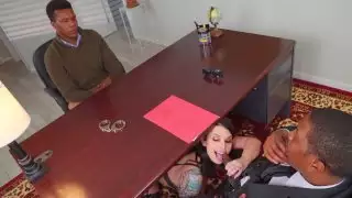 اللبلاب اللبلاب يعطي اللسان لإيزيا ماكسويل في المكتب
