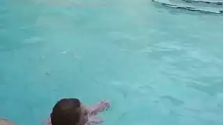 المتأنق الدوي صديقة من قبل حوض سباحة في الهواء الطلق