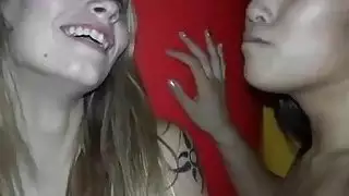 غريب السن القانونية سن المراهقة يلعق مثير bawdy المشقوق