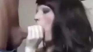 امرأة سمراء فاتنة اللسان و الوجه