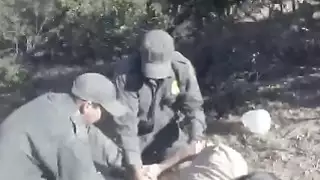 القبض على شقراء في سن المراهقة ومارس الجنس على الحدود